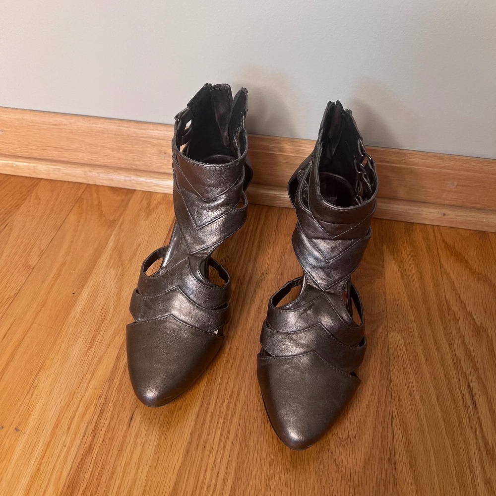 New York Transit Shiny grey Ankle Heels 8